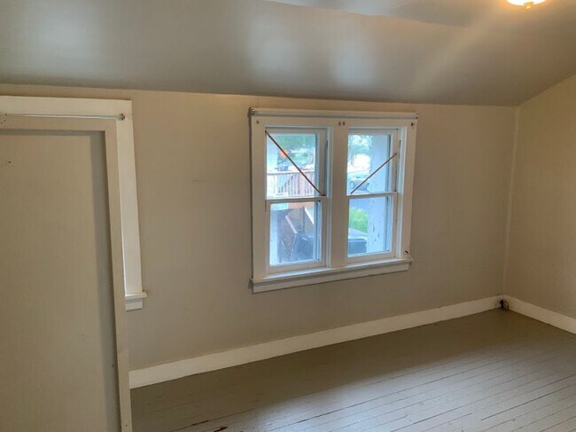 Foto del edificio - 2 Bedroom in Triplex Near Downtown and Campus