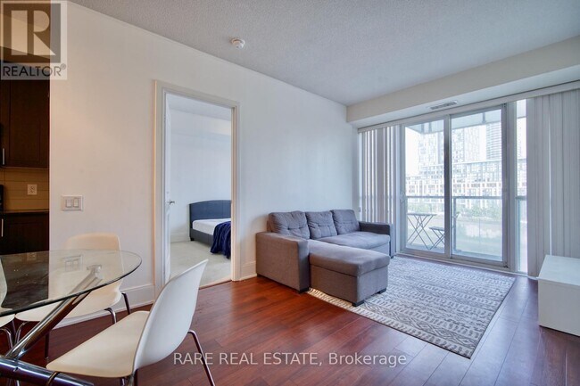 Photo du bâtiment - 560-560 Front St W
