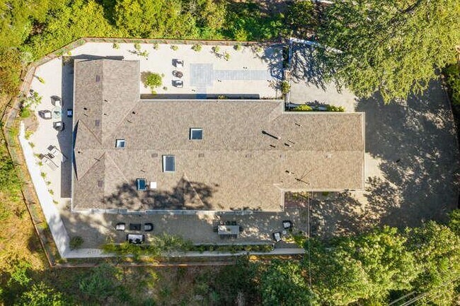Foto del edificio - 2385 Oakdale Rd