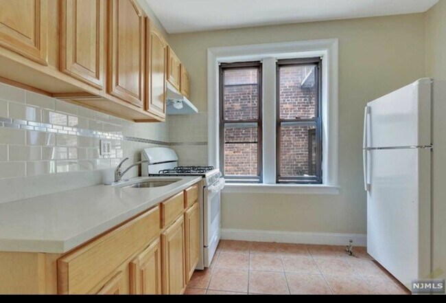 Building Photo - 527 34th St