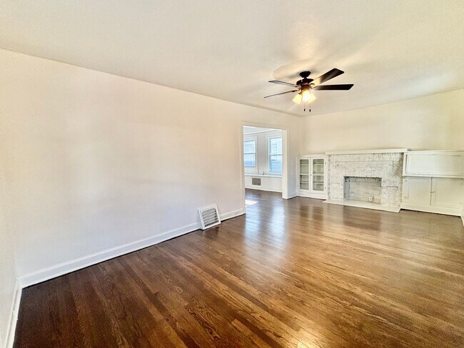 Foto del edificio - Fully Renovated 2-Bedroom Home with Back Deck, Basement & Off-Street Parking