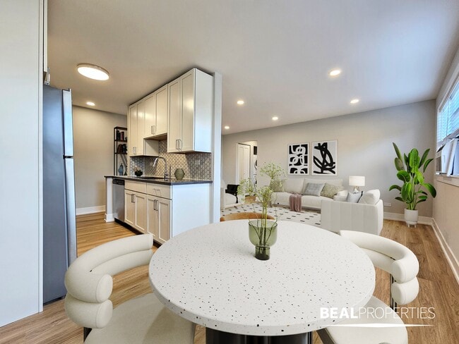 Building Photo - 530 W Aldine