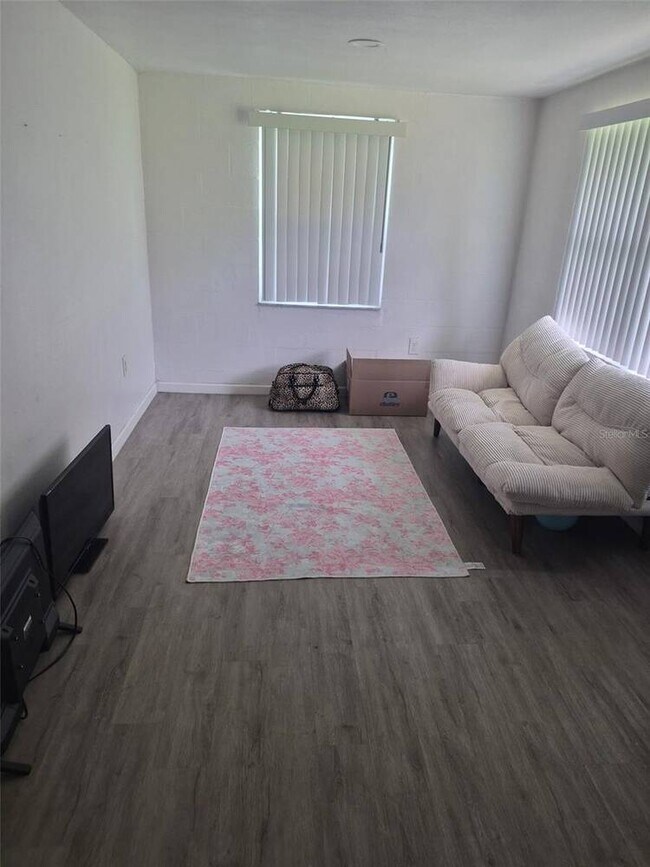 Foto del edificio - 723 1/2 24th St NW