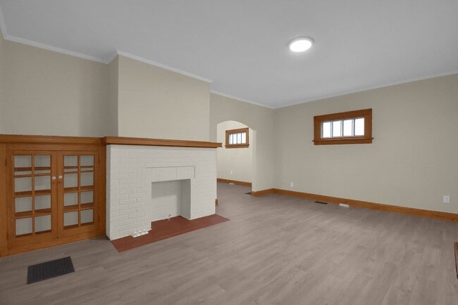Building Photo - Stylishly Renovated 4 Bed, 2 Bath Single-F...