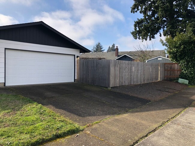 Building Photo - Updated 3 bedroom 1.5 bathroom house in Springfield!