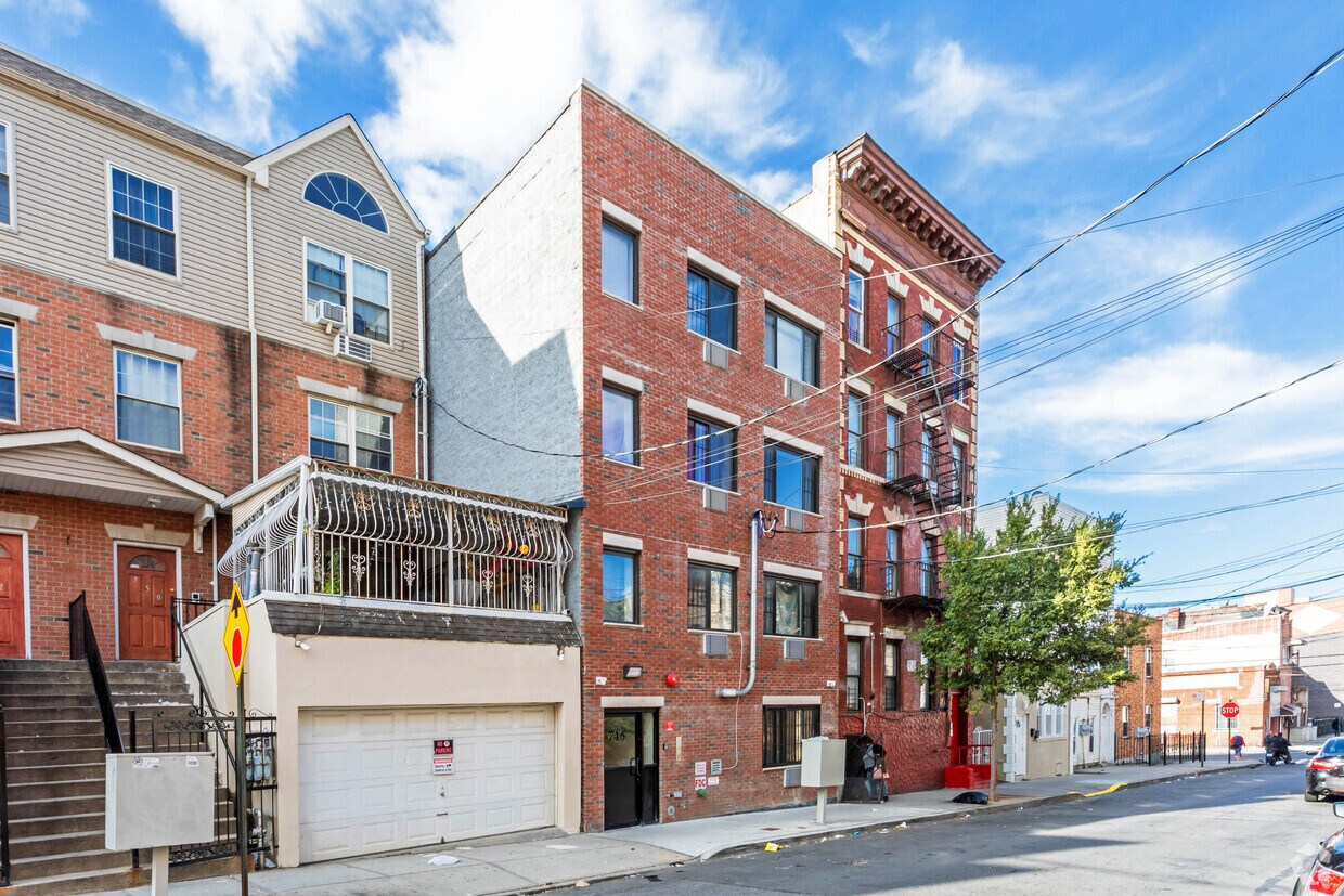 Primary Photo - 746 E 214th St