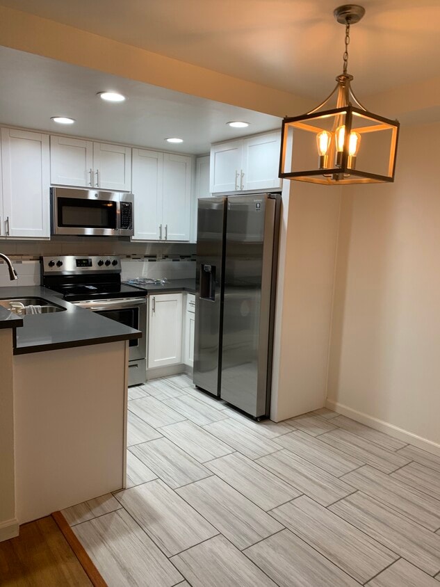 kitchen & dining area - 4810 S La Brea Ave
