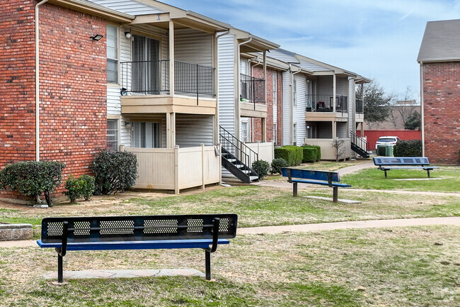 Outdoor Seating - Trinity Park Apartments