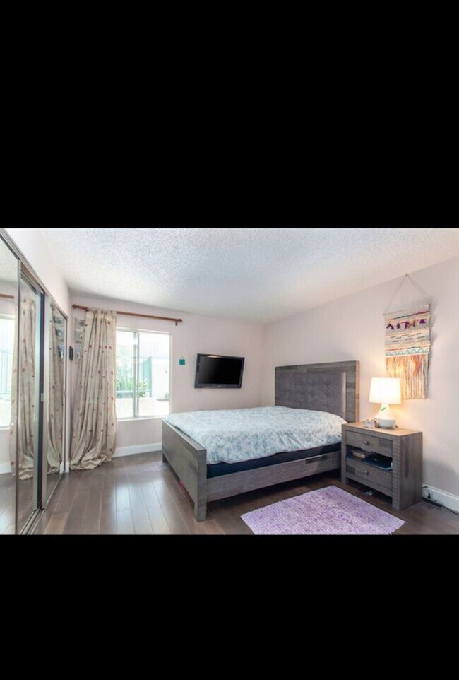 Foto del edificio - 2 Bedroom + 2 Bath Condo in Winnetka