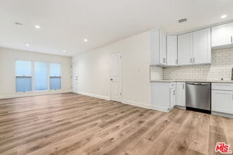 Building Photo - 337 N Oakhurst Dr