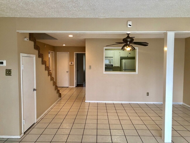 Building Photo - Spacious Townhouse close to TTU and medical.