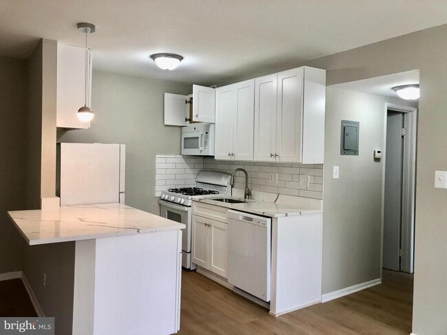 Foto del edificio - 4367A Americana Dr