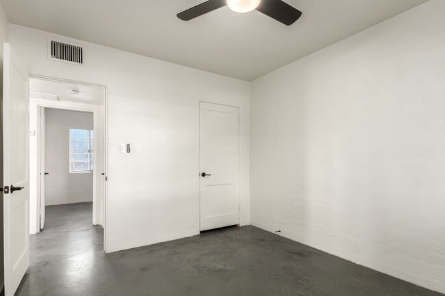 Photo - 2452 E Amelia Ave Apartment