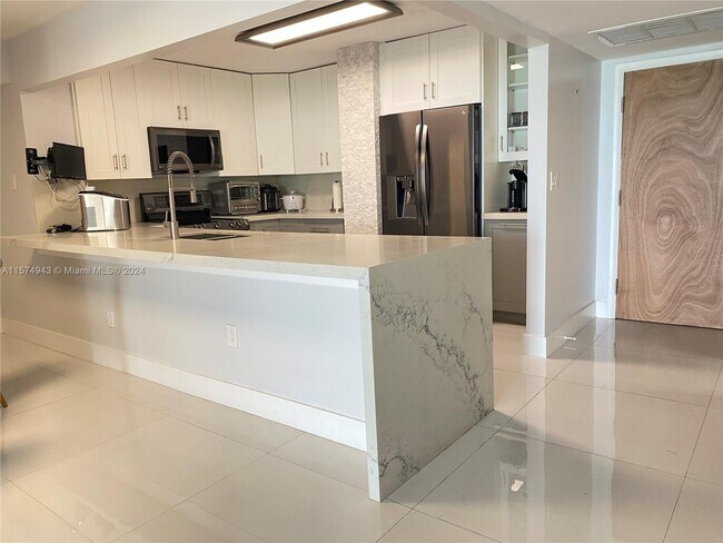 Building Photo - 6450 Collins Ave