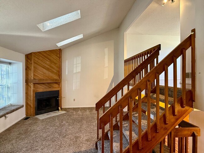 Foto del edificio - Open Tri-Level Townhome With Tons Of Space...