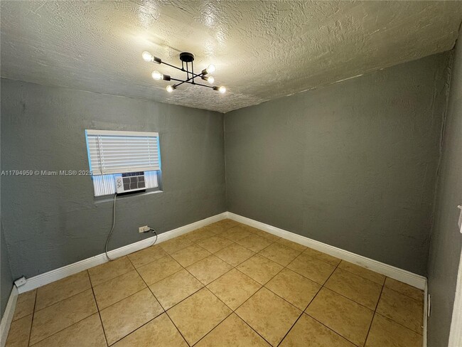 Foto del edificio - 4017 SW 24th St