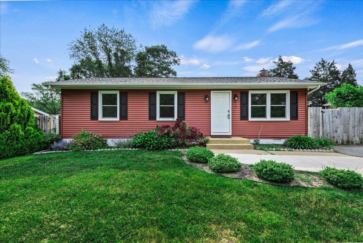 Primary Photo - CLOSE TO I-95 & QUANTICO!