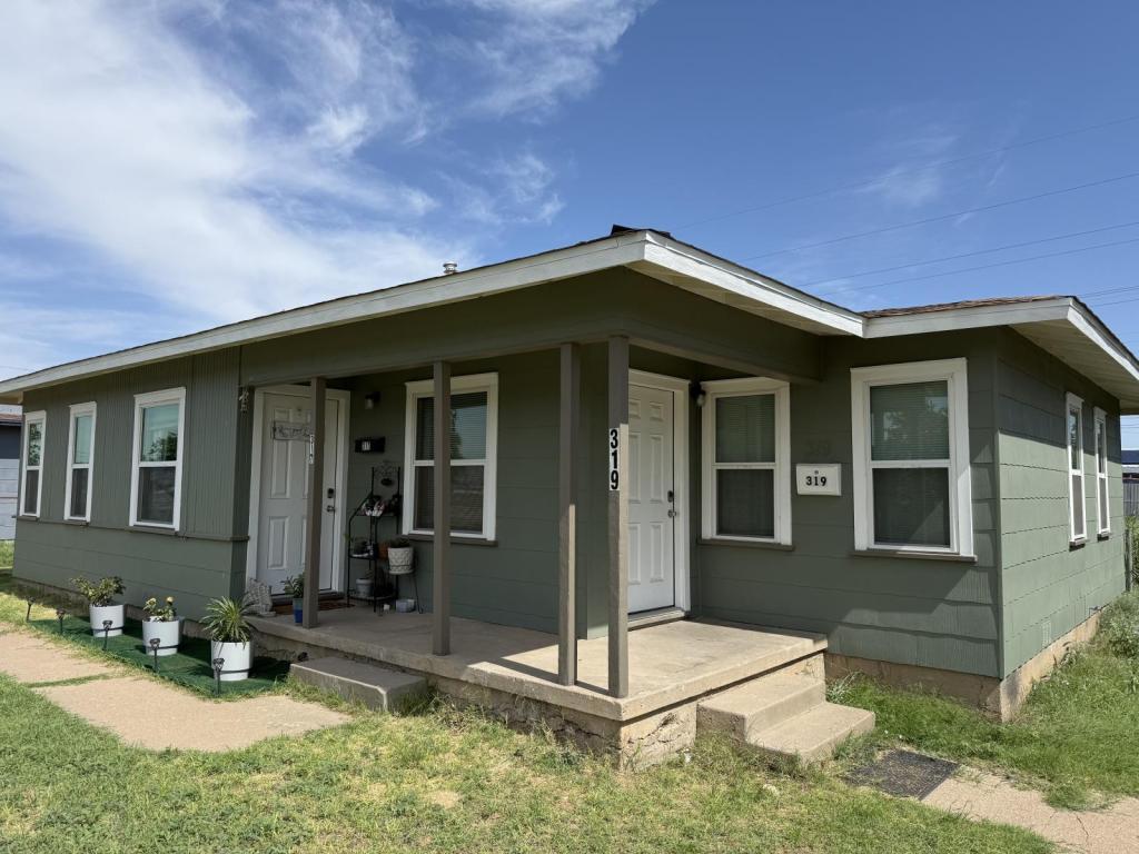 Foto principal - 319 E 29th St
