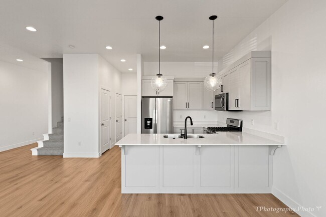 Building Photo - "Beautiful pet friendly 3-Bedroom, 2.5 Bat...