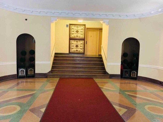 Foto del edificio - 88-12 Elmhurst Ave