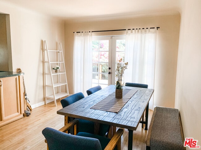 Foto del edificio - 1975 S Crescent Heights Blvd