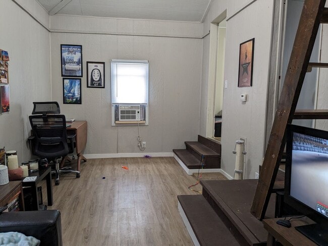 Interior Photo - 2007 College St - Cedar Falls