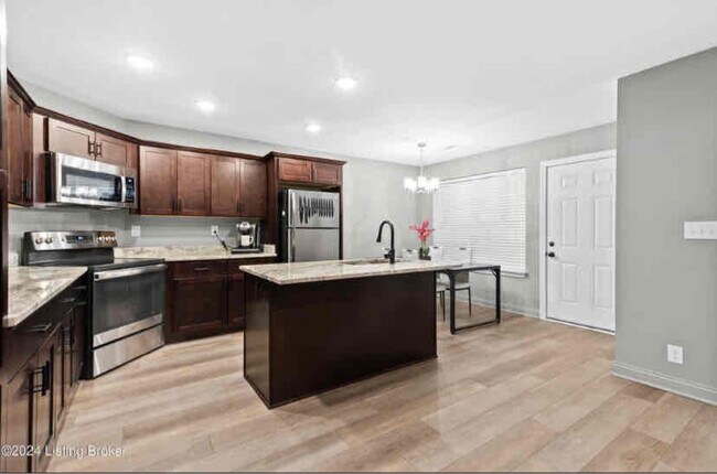 Foto del edificio - 6712 Woods Mill Dr