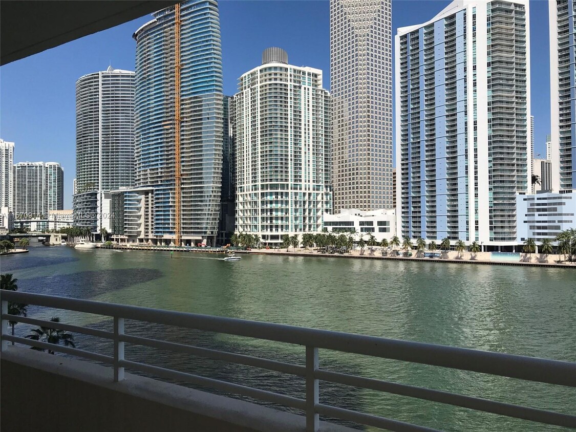 Foto principal - 888 Brickell Key Dr