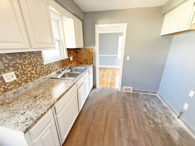 Foto del edificio - 4 BED 2 BATH SINGLE FAMILY HOME!