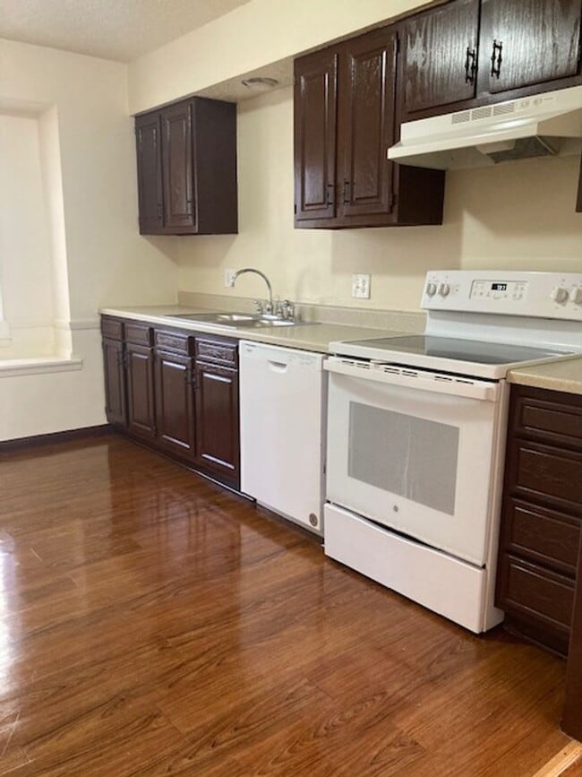 Foto del edificio - 2/BR, 1/Bath house with HUGE fenced backya...