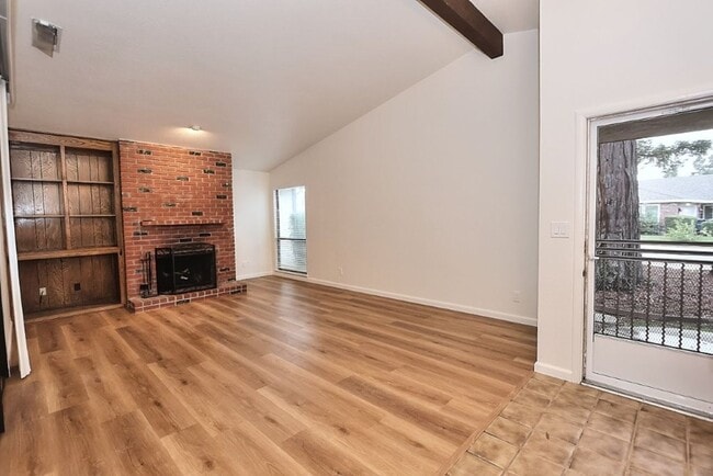 Photo - Beautiful corner halfplex available now for rent! House