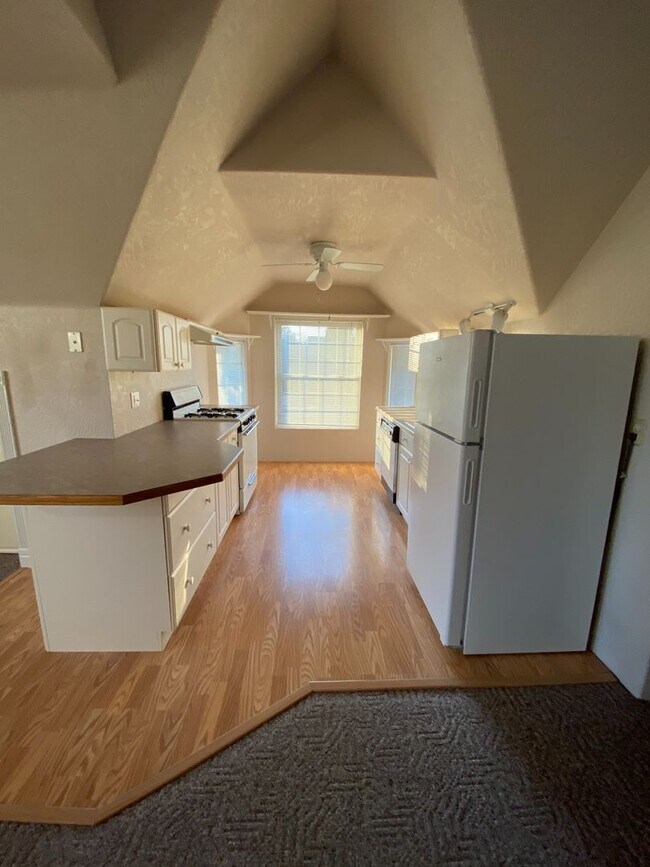 Building Photo - Nice Upstairs 1bd/1bth Apartment - All utilities included!