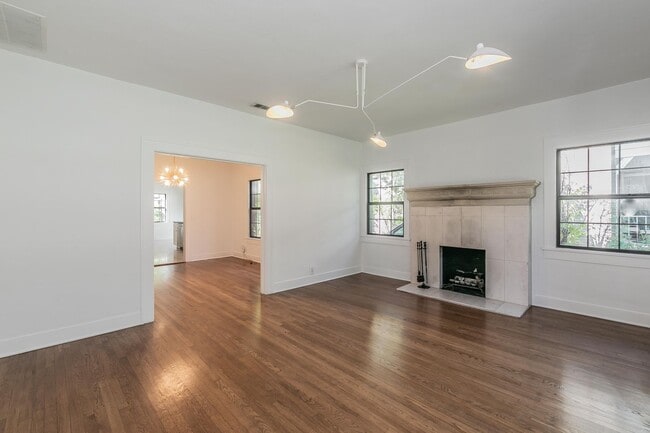 Building Photo - CHARMING and UPDATED 3/2 in The Cultural District