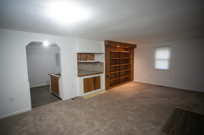 Building Photo - 476 Kenmore Rd