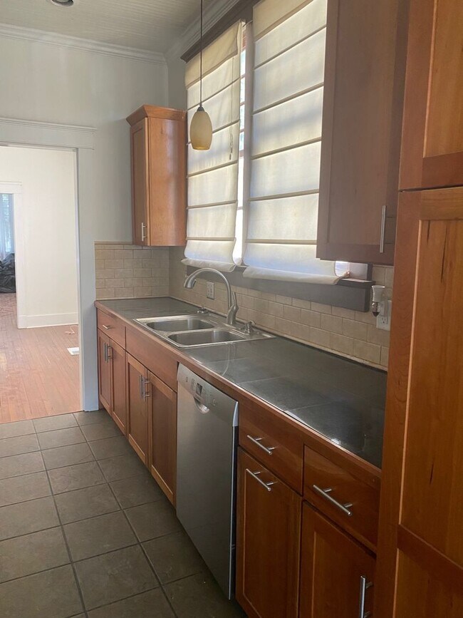 Foto del edificio - Renovated cottage in University area 2bed/2bath with all appliances, parking, and yard