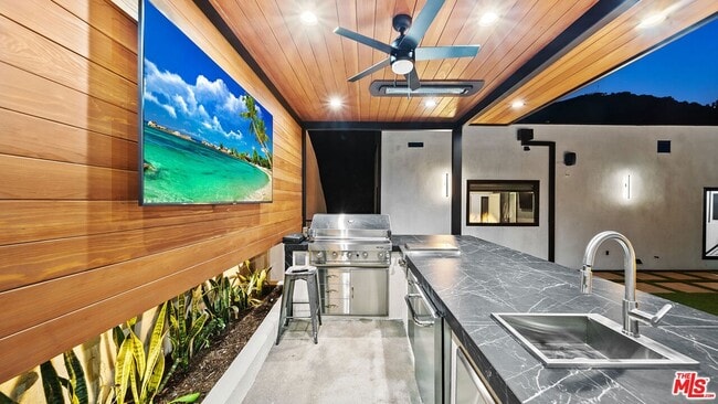 Foto del edificio - 1846 N Franklin Canyon Dr