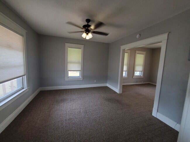 Foto del edificio - 2 Bedroom, 1 Full Bath, 2 Story home in th...