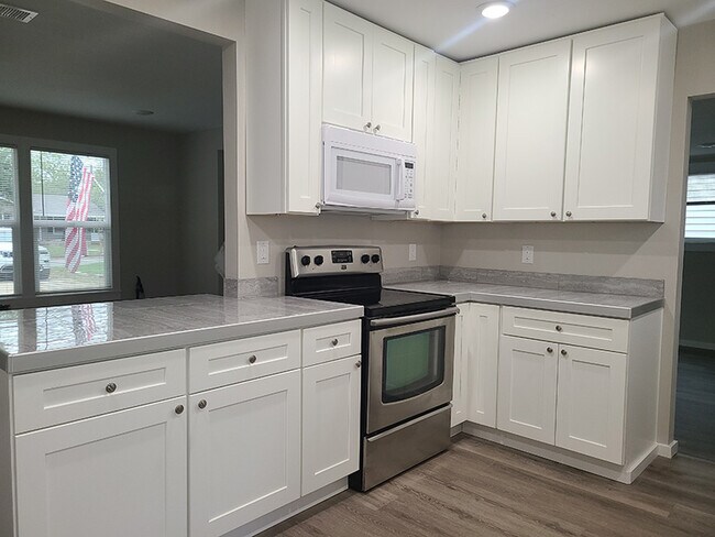 Kitchen w/eat-in penninsula - 514 Ruth St