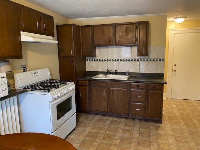 Kitchen - 12937 Broadway St