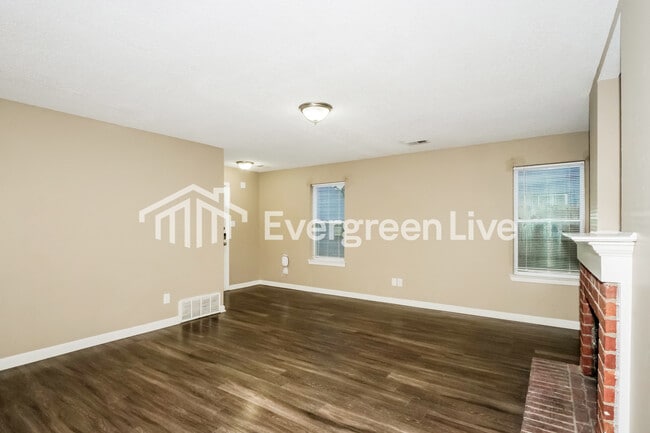 Foto del edificio - 6000 Wagon Hill Rd E