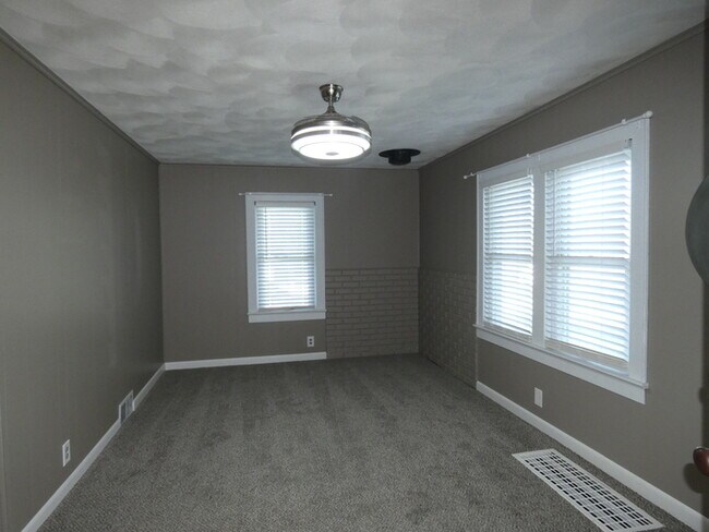 Foto del edificio - Darling home-Sunroom-809 Lindburg Dr, Kans...