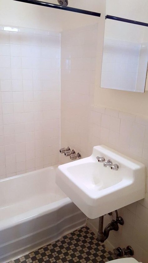 Building Photo - 420 E 77th St