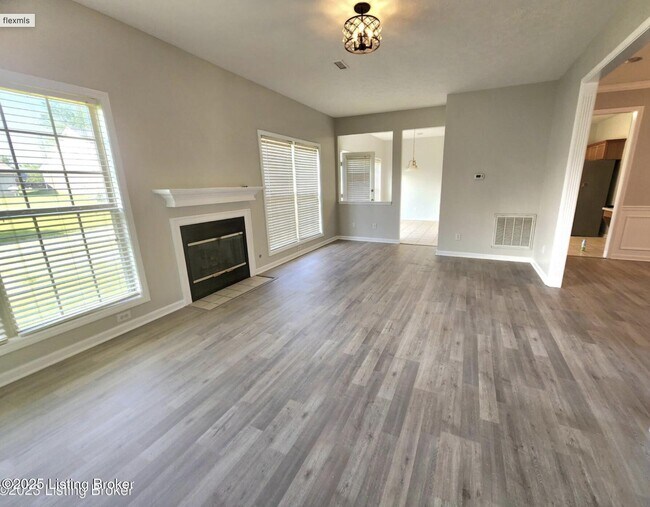 Foto del edificio - 7223 Meadow Ridge Dr