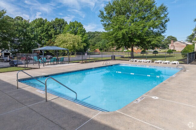 Piscina - Salem Chase Apartments