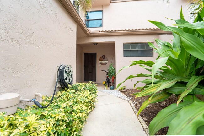 Foto del edificio - 1672 Cypress Pointe Dr