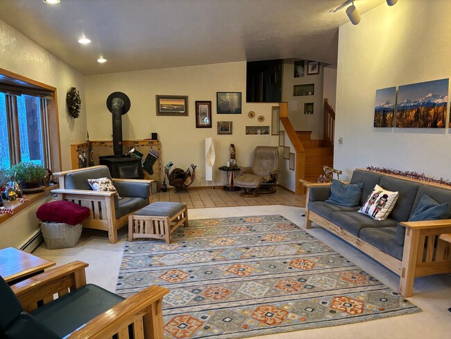 Building Photo - Spacious 4-bedroom home less than 4 miles ...