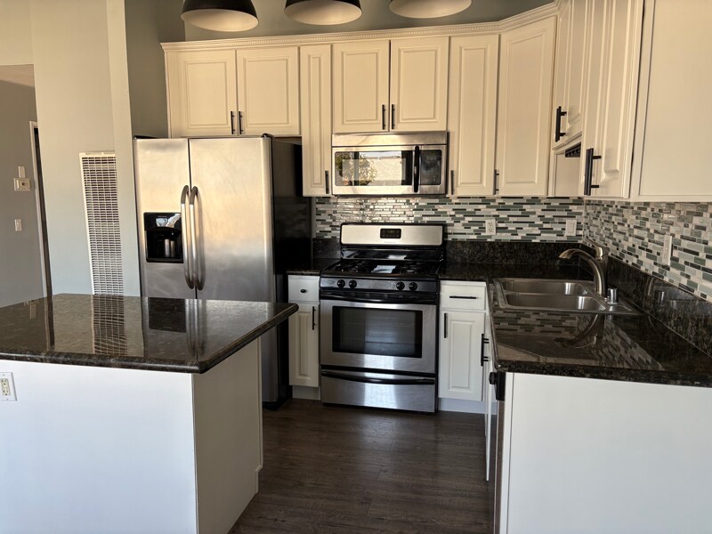 Foto principal - 1027 Newport Ave