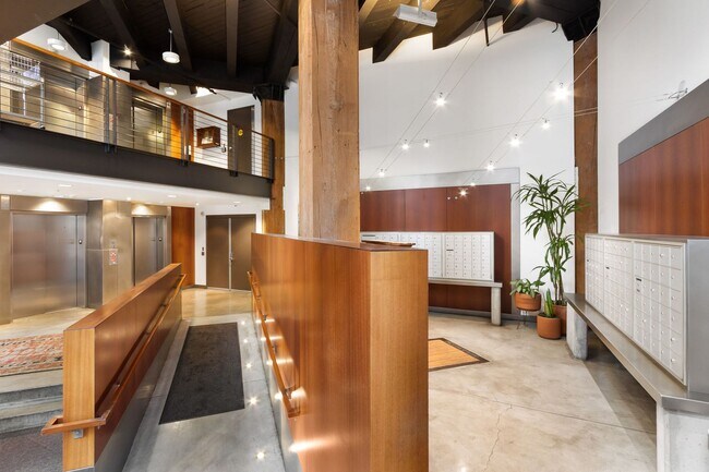 Building Photo - Chic, urban 1-bdrm/1-bath Pearl condo—Peaceful, In-unit w/d, 14-ft ceilings, deeded parking
