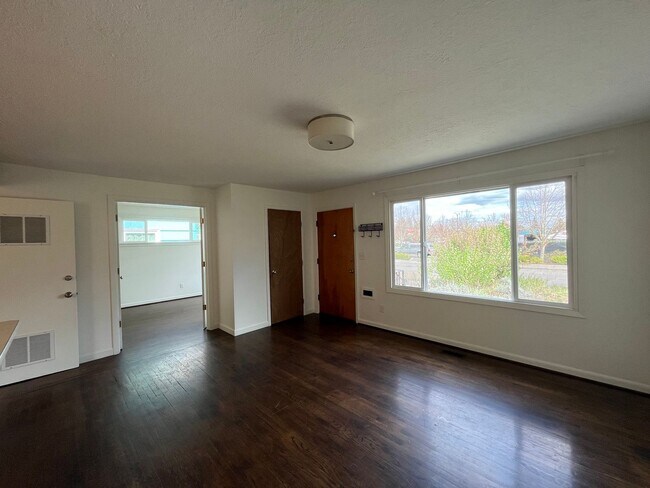 Building Photo - Cozy 3 bed 1 bath Home in Brentwood-Darlin...