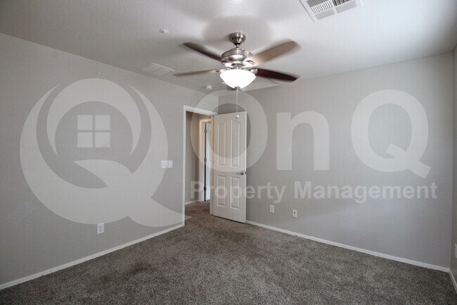 Foto del edificio - 3221 E Virgil Dr